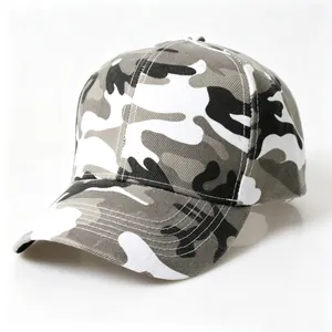 Vue détaillée du motif camouflage gris et blanc sur une casquette de baseball