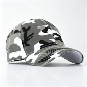 Vue détaillée d'une casquette de baseball camouflage grise avec couronne structurée et visière