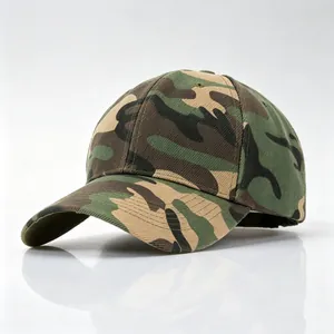 Gros plan d'une casquette de baseball camouflage classique avec texture sergée