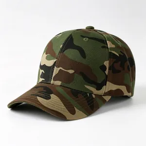 Vue détaillée d'une casquette de baseball camouflage classique avec visière incurvée