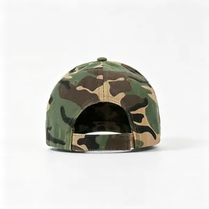 Vue arrière détaillée d'une casquette de baseball camouflage jungle avec sangle réglable