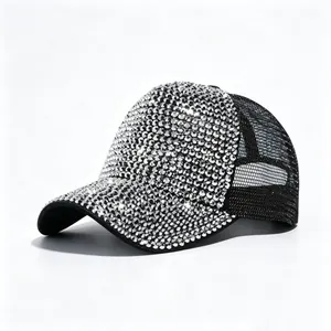 Vista dettagliata di un cappellino trucker in rete nera con strass argentati lucidi.