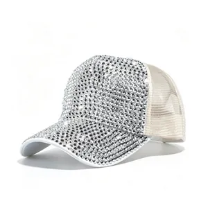 Vista dettagliata del cappellino da baseball con brillanti strass e rete bianca