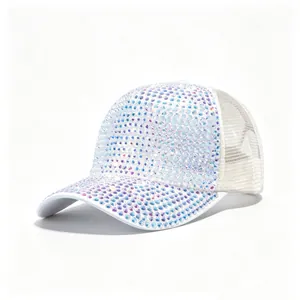 Dettaglio degli strass di cristallo iridescente su un cappello da baseball in rete bianca