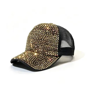 Primo piano di un cappellino da baseball con strass dorati e retro in rete nera