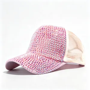 Dettaglio di un cappellino da baseball rosa con strass e rete posteriore traspirante