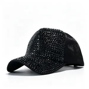 Vista dettagliata di un cappello da baseball nero alla moda con strass scintillanti e rete