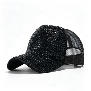 Dettaglio ravvicinato di un cappellino da baseball nero con strass e retro in rete
