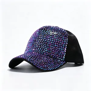 Dettaglio degli strass viola e blu su un cappellino da baseball nero in mesh alla moda