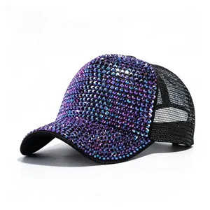 Dettaglio laterale di un berretto da baseball con strass iridescenti viola e blu e rete nera