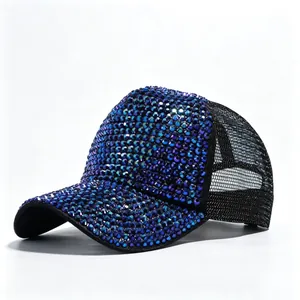 Vista macro di strass blu e viola scintillanti su un elegante cappellino da baseball mesh