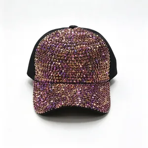 Vista dettagliata di strass scintillanti viola e oro su un cappellino da baseball nero