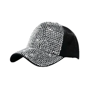 Cappellino da baseball nero alla moda con strass argentati scintillanti sul davanti