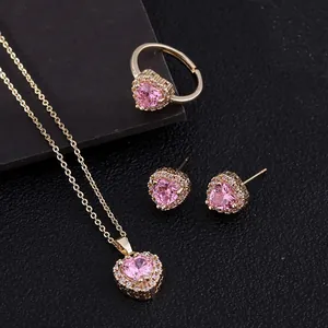 Detailaufnahme des eleganten herzförmigen Schmucksets aus Halskette, Ring und Ohrringen.