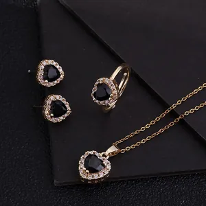 Detailansicht eines eleganten vergoldeten Schmucksets mit herzförmigen schwarzen Steinen