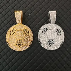 Detailansicht von Fußball-Anhängern in Gold und Silber mit funkelnden Strasssteinen