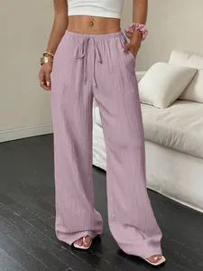 Vue détaillée du pantalon mauve texturé avec poches latérales et cordon de serrage.