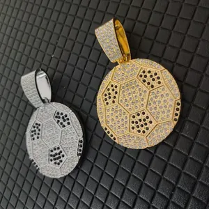 Detailansicht von eisgekühlten Fußballanhängern in Gold und Silber mit funkelnden Steinen