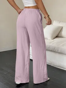 Vue arrière du pantalon large texturé lilas pour femmes avec une taille élastique