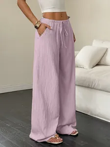 Détail d'un pantalon large texturé lavande avec taille à cordon et des poches