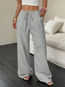 Vue détaillée d'un pantalon large gris texturé avec taille à cordon et poches latérales.