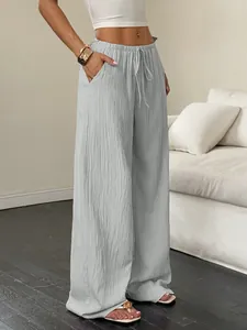 Vue détaillée du pantalon large texturé pour femmes avec cordon de serrage.