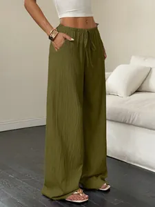 Vue détaillée du pantalon large texturé vert olive pour femme avec taille à cordon de serrage