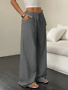 Vue détaillée du pantalon large gris texturé pour femme avec cordon de serrage