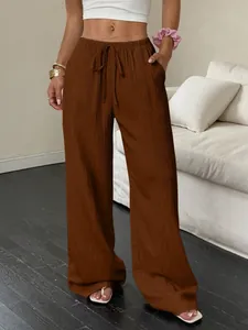 Détail rapproché du pantalon large texturé pour femme avec taille élastique et nœud