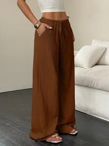 Vue détaillée d'un pantalon large marron texturé avec une taille à cordon de serrage
