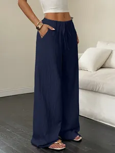 Vue détaillée d'un pantalon large bleu marine texturé pour femme avec cordon de serrage