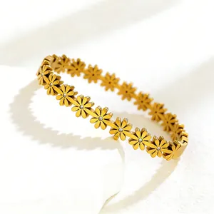 Dettaglio del bracciale rigido in acciaio inossidabile dorato con margherite e strass