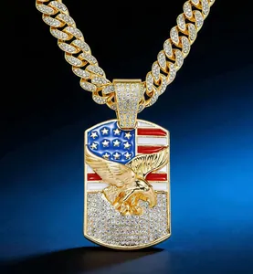Gros plan d'un pendentif aigle hip-hop glacé avec drapeau américain sur chaîne cubaine