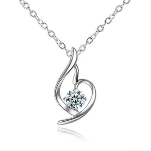 Detalle en primer plano del elegante colgante plateado con una brillante piedra preciosa
