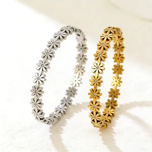 Primo piano di bracciali a margherita con intarsio di cristalli in oro e argento