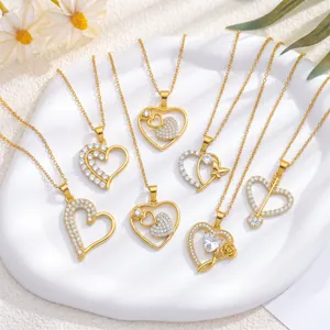 Goldene Herz-Halsketten mit Zirkonia, präsentiert auf einem weißen Dekoteller für Schmuck.