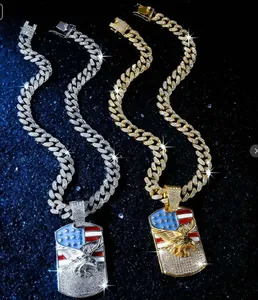 Détail de colliers hip hop avec pendentifs aigle et drapeau américain sur chaînes cubaines