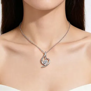 Primer plano de un collar de corazón minimalista plateado con diamante simulato