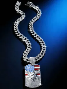 Gros plan de la chaîne cubaine glacée avec un pendentif aigle drapeau américain détaillé.