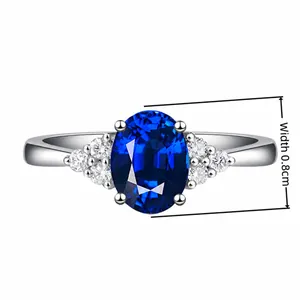 Eleganter ovaler Saphirring mit 18 Karat Vergoldung und Diamantakzenten, 0,8 cm Breite