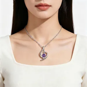 Vista detallada de un elegante collar con colgante de corazón y diamante simulado púrpura