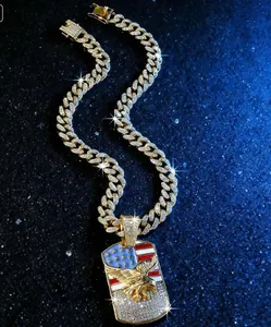 Vue détaillée du pendentif aigle hip-hop avec drapeau américain sur chaîne cubaine dorée