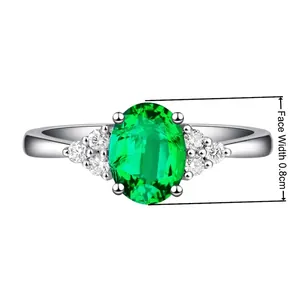 Detailansicht eines eleganten ovalen grünen Edelsteinrings mit 0.8cm Breite