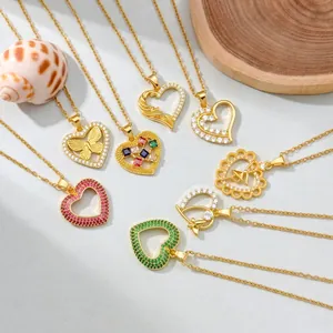 Elegante goldene Herzanhänger-Halsketten mit bunten Kristallen und Schmetterlingen.