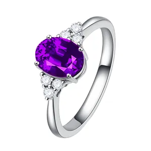 Detaillierte Makroansicht eines eleganten Rings mit ovalem lila Stein und Diamanten