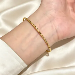 Vista dettagliata dell'elegante trama diamantata su un bracciale in acciaio inossidabile