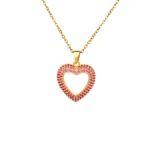 Elegante goldene Herzhalskette mit leuchtend rosa Edelsteinen auf weißem Hintergrund.