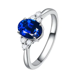 Detailansicht eines eleganten Rings mit ovalem blauem Saphir und Akzentsteinen