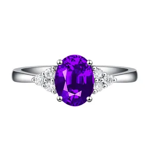 Nahaufnahme eines eleganten Silberrings mit einem ovalen lila Edelstein und Seiten-Diamanten