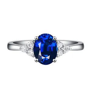 Detailansicht eines ovalen blauen Edelsteinrings mit Diamanten in Weißgoldoptik